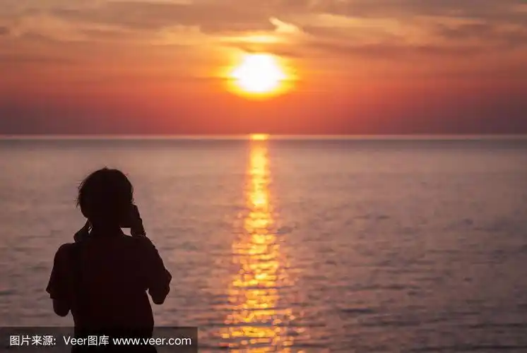 一个男孩在夕阳下拍照