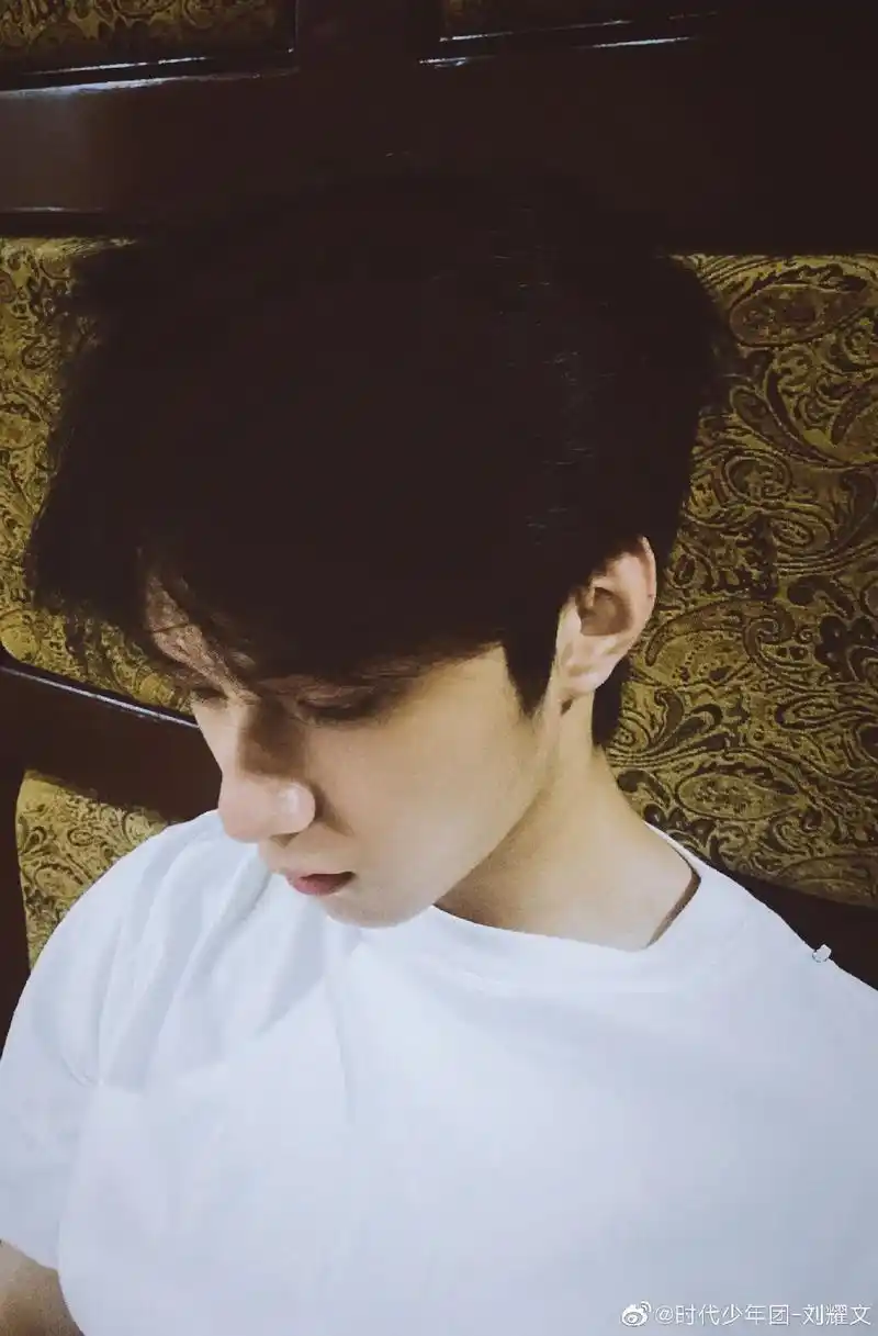 "两张照片"#刘耀文 #照片 #大帅哥 #男高  - 抖音