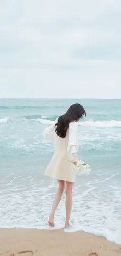 杨幂海边漫步清新写真壁纸