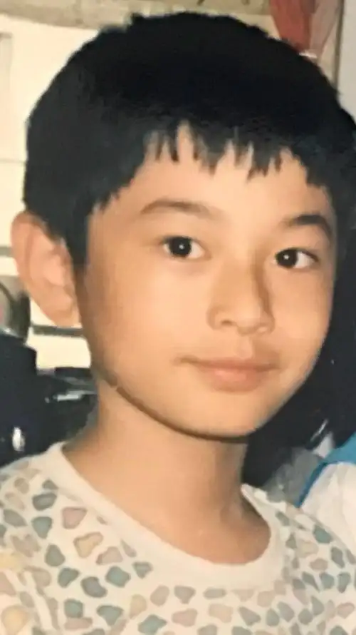 近日,黄晓明的一组童年照片被曝光,小时候的黄晓明就已经非常帅气了.