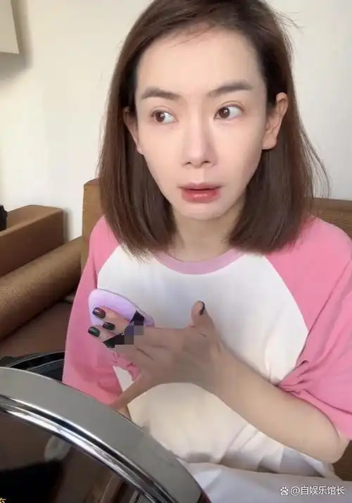 戚薇素颜出镜,冷白皮的她脸最黑,割的双眼皮不化眼妆很"假"