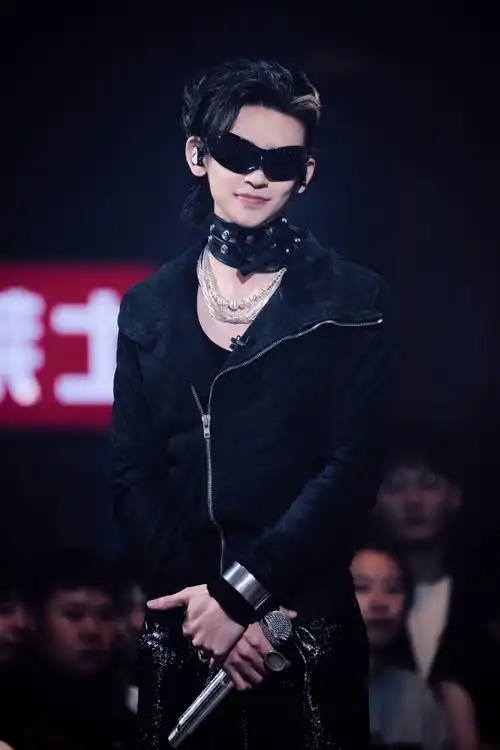 小鬼王琳凯超话#小鬼唱live松弛感拉满#厂牌经理人@小鬼-王琳凯释放