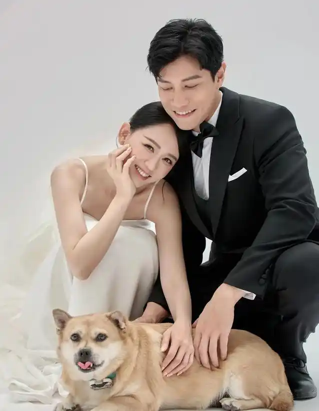 陈乔恩与丈夫艾伦拍婚纱照了,郎才女貌好般配啊!笑容幸福藏不住