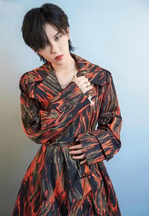 早年经历陆柯燃写真陆柯燃出生于江苏省南京市,小时候学习击剑,练了6