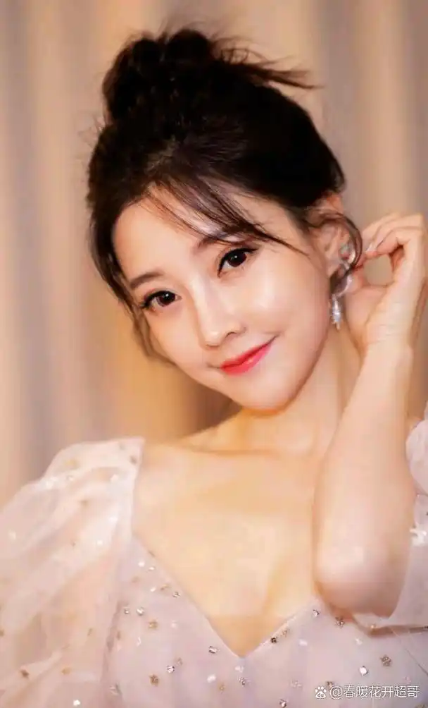 本名冯亚男,1991年12月19日出生于重庆市万州区,中国内地女歌手,网络