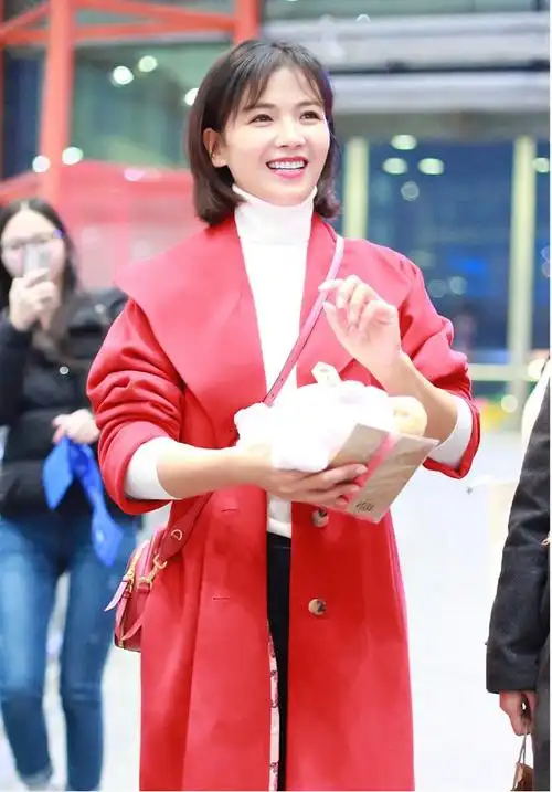 刘涛越来越有高级感穿红色大衣配高领打底衫走机场时髦又洋气