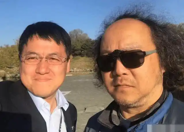 51岁窦唯现状惹关注昔日摇滚巨星变中年大叔沧桑谢顶太抢眼