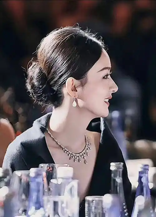 当我看到赵丽颖的侧脸时,才发现这个"鼻子"是多么完美啊!