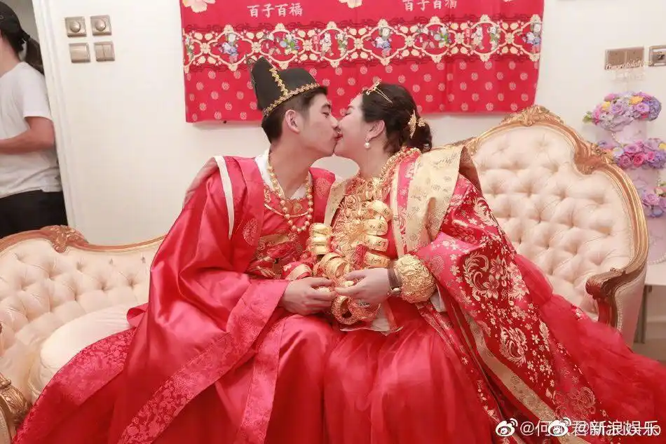 六个月当伴娘#6月15日,赌王女儿#何超盈#出席闺蜜严纪雯婚礼担任伴娘