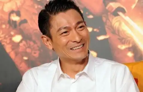 56岁刘德华扎丸子头,满脸胡须,弯腰驼背显老态