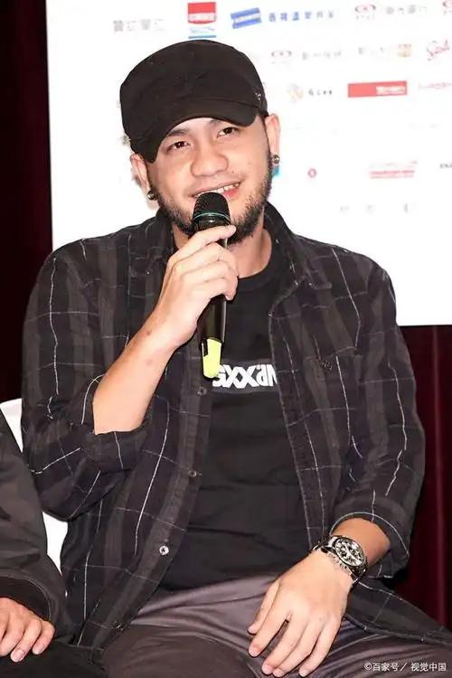 49岁张震岳为妻子补办婚礼