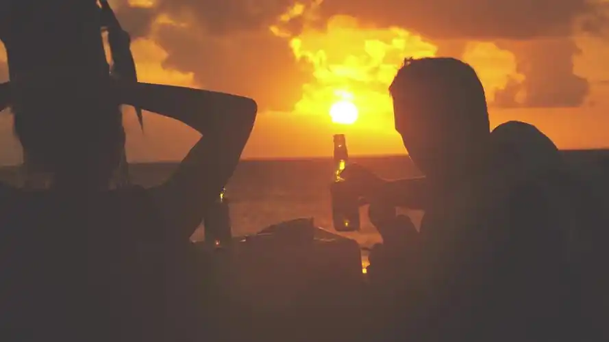 伤感歌曲!一首《究竟是为什么》听的令人心碎,爱情的苦酒都在歌声里