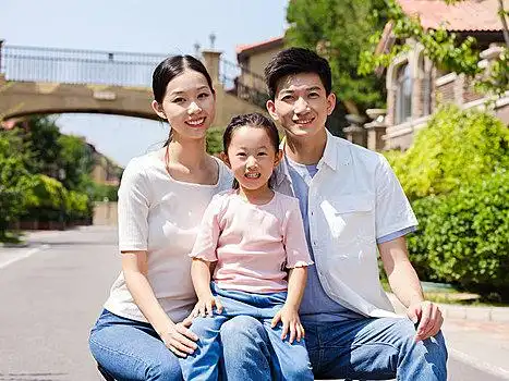 快乐的三口之家在户外合影