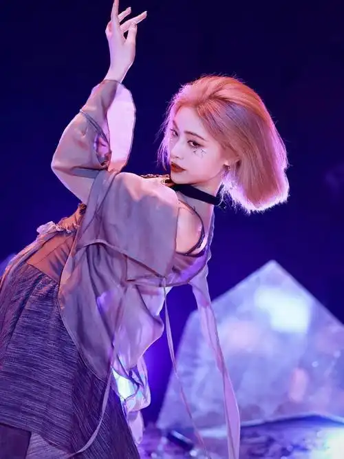 许佳琪这次妆造绝了!橙色波浪发美拉德色系穿搭,慵懒范也太美了