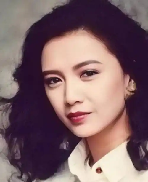 原创她是梁朝伟的初恋从豪门贵妇到独自带娃20年曾华倩过得怎样