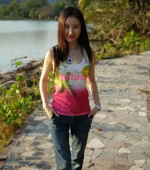 舒畅早期生活照曝光穿背心搭配牛仔裤站在树下拍照甜美可人