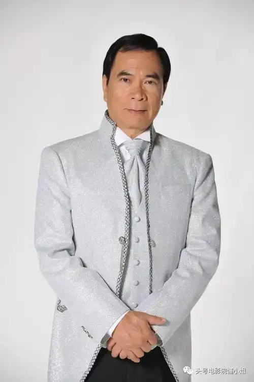 比如眼下这位, 前tvb老戏骨,68岁的李龙基.