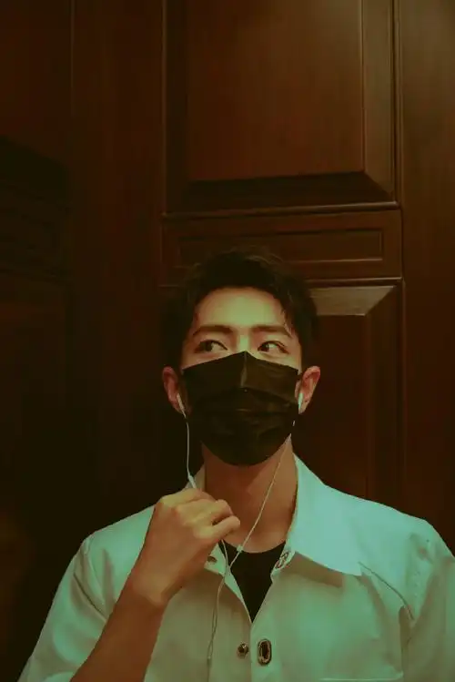 肖战微博更新库存照片 白色衬衣眼神清透干净