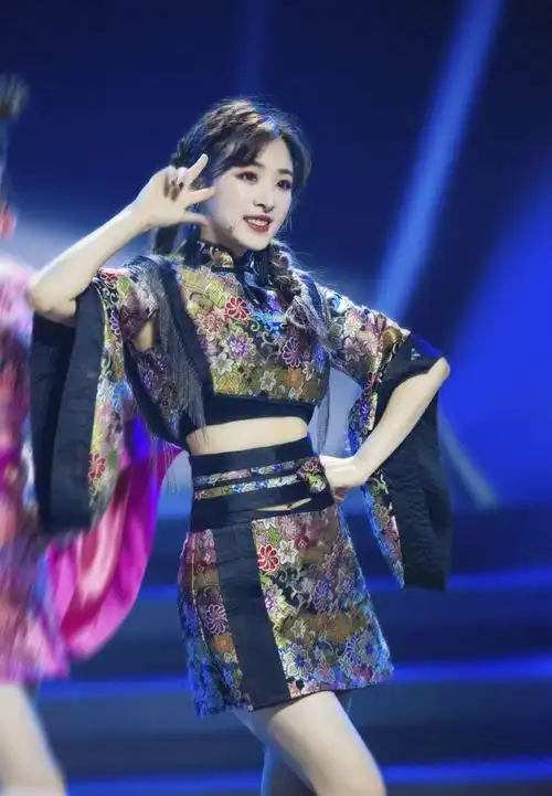 张含韵《乘风破浪的姐姐》舞台照图片_综艺_美桌网