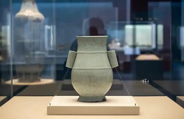 🏺 宋官窑青釉贯耳瓶的传奇故事 🏺