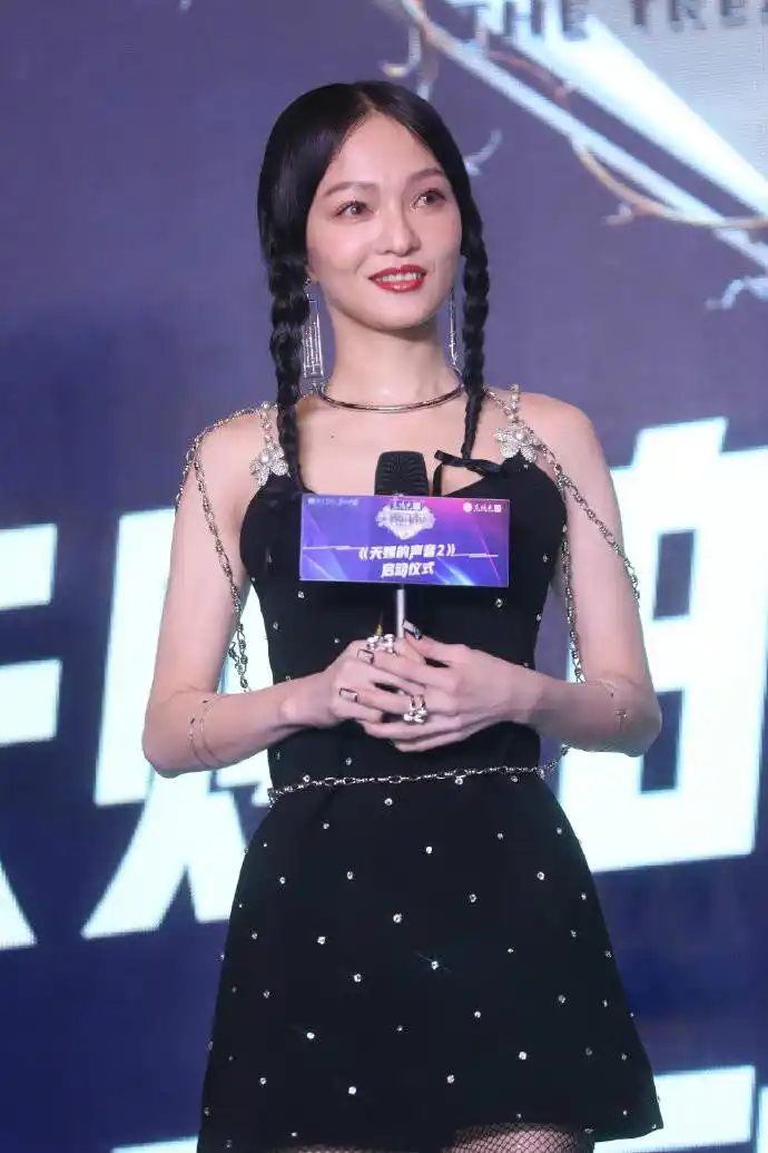 张韶涵真38岁?穿镶钻小黑裙绑个双马尾,咋看不像"阿姨辈"