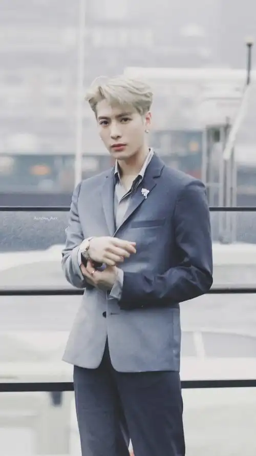 王嘉尔乌云灰渐变西装