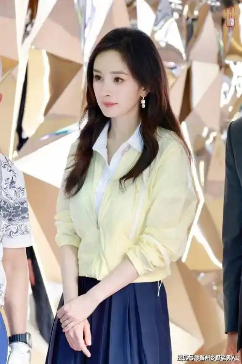 杨幂新穿搭来啦!这次藏蓝色短裙亮相,时尚达人又带来哪些穿搭秘诀?