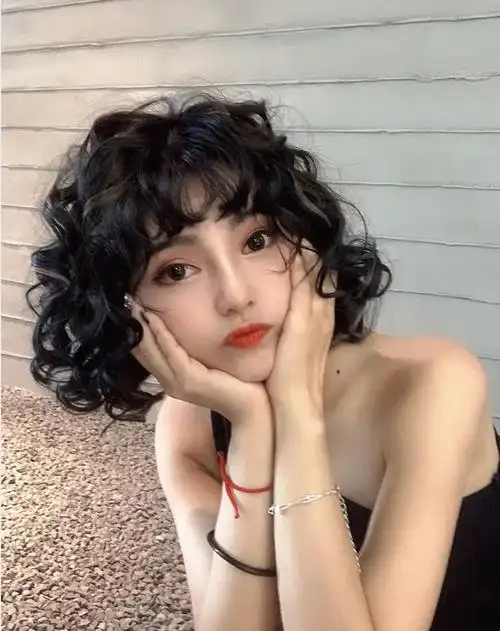 2021发型别乱剪,烫发就选卷卷烫,效果洋气又时尚