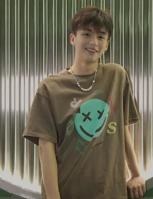 唇红齿白的00后大1男生,长相俊秀,穿衣时尚,这样的弟弟好可爱吗