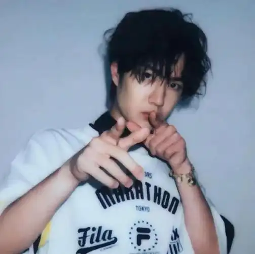 四张拍立得照片随机掉落@uniq-王一博  #王一博的考古日常