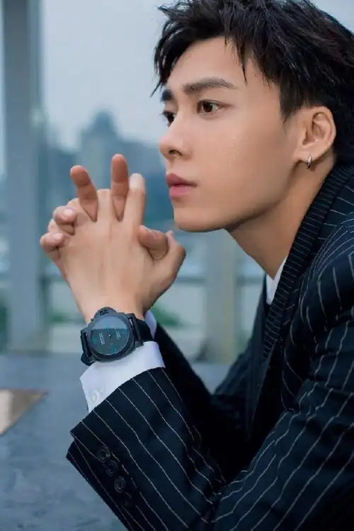 李易峰条纹西装