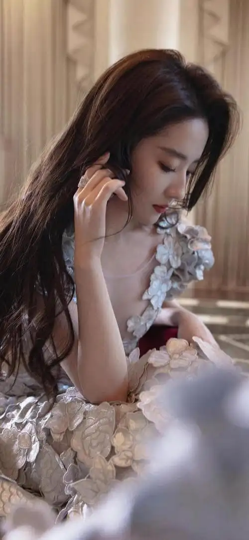 神仙姐姐刘亦菲有颜值有质身材完美深受人们喜欢