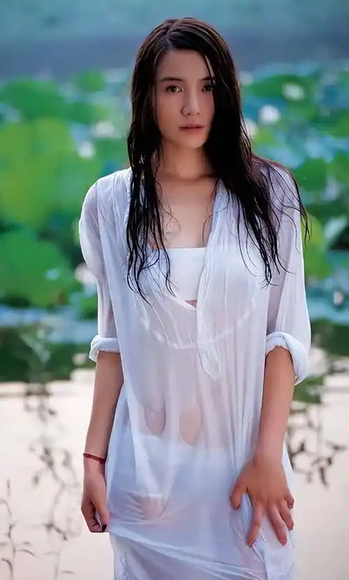 宋佳在国外看节目摔倒了?裙子太厚了,腰臀比太惊人了_风格_个性_性格