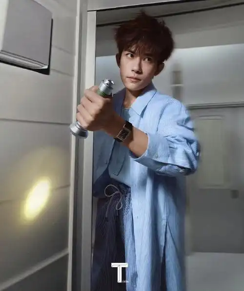 易烊千玺登上《tmagazinechina》六月刊封面,摄影师以千玺2021的记录