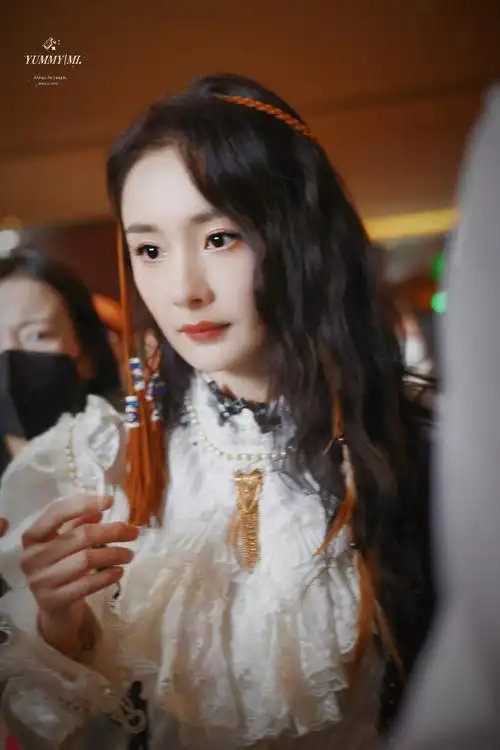 杨幂超话#杨幂密室大逃脱#230421 99上班9499@杨幂#今日星拍