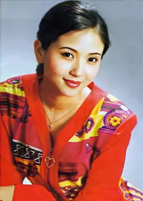 年轻时的陶慧敏秀外慧中,超凡脱俗,曾经是人见人爱的江南美女,饰演的