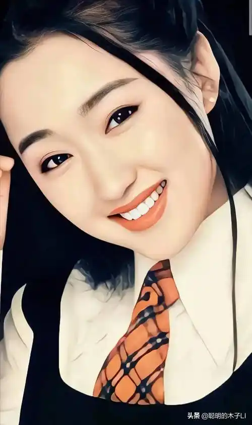 杨钰莹终究是老了,在美颜下看似年轻,但身材却暴露了真是年龄!