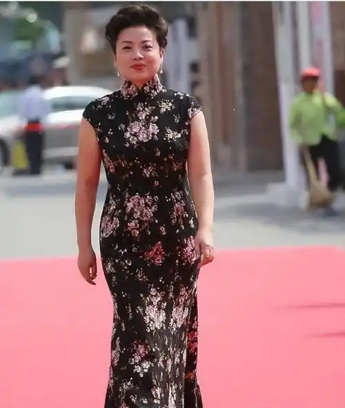 歌唱家张也低调现身农村!