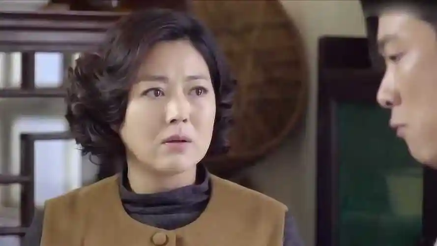 黄大妮建宁自从被抛弃之后从此便落下病根见到美女就走不动道