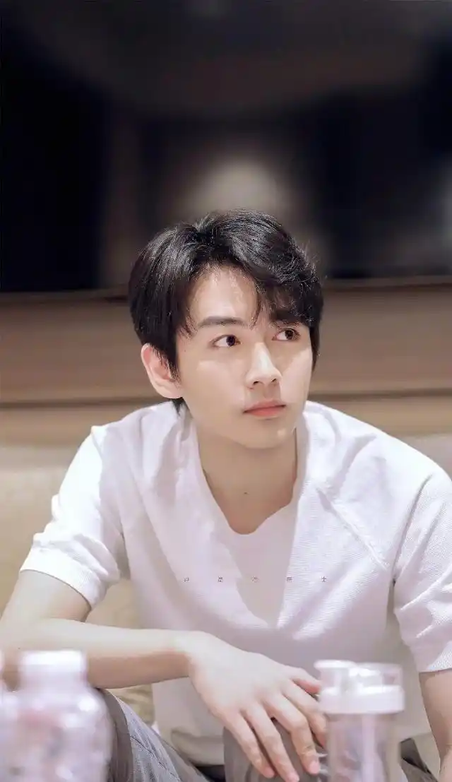 陈晓被粉丝p掉了胡子简直年轻十岁没有胡子的陈晓是白月光