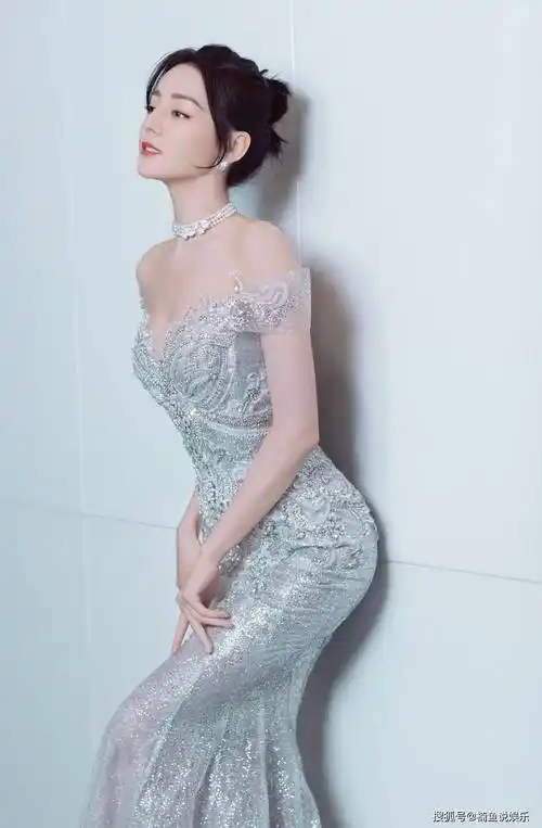 被迪丽热巴的身材惊艳到了黄金腰臀比抢镜摇曳生姿仪态绝美