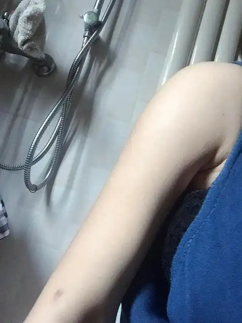 手臂粗壮的困扰真的感受过才知道,整个人都看着特别壮实,对于男人来说