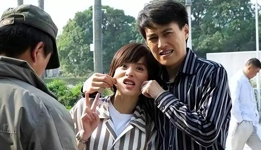 前半生拍摄时,袁泉亲吻靳东不够深情,沈导手捧靳东的脸亲自做示范