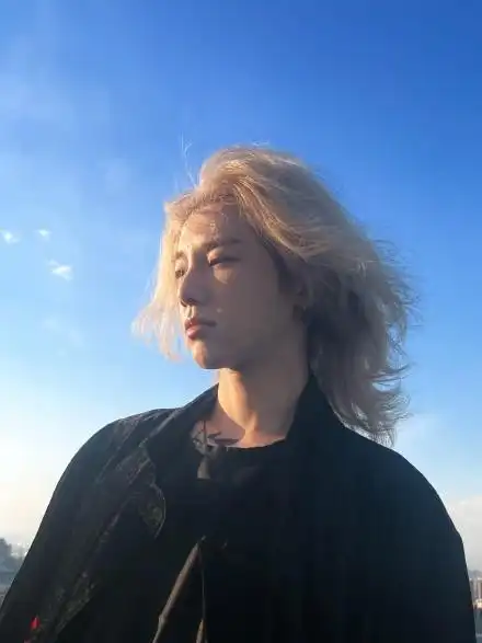 华晨宇发布金发live照,这还是我们曾经认识的花花吗?