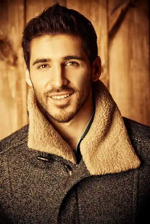 帅气的男模特穿着时尚的衣服