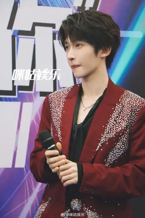 刘宇空降成都##咪咕在现场##刘宇红衣造型现身成都