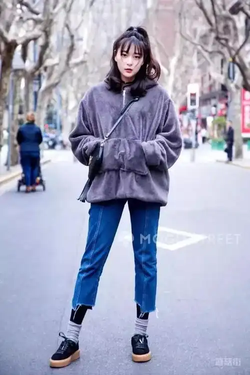 牛仔裤真是有一万种穿法的超级单品,热门的搭配法则你晓得伐?