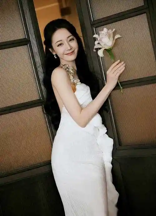 原创迪丽热巴频频捂胸原来是这个原因