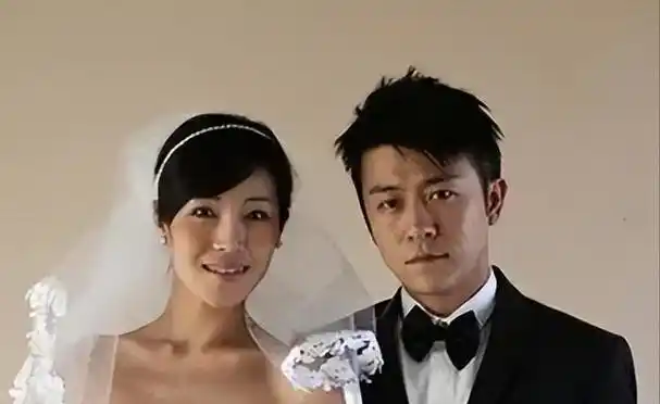 亲妈是导演干妈是导演20年都捧不红他却在娶妻改名后火了