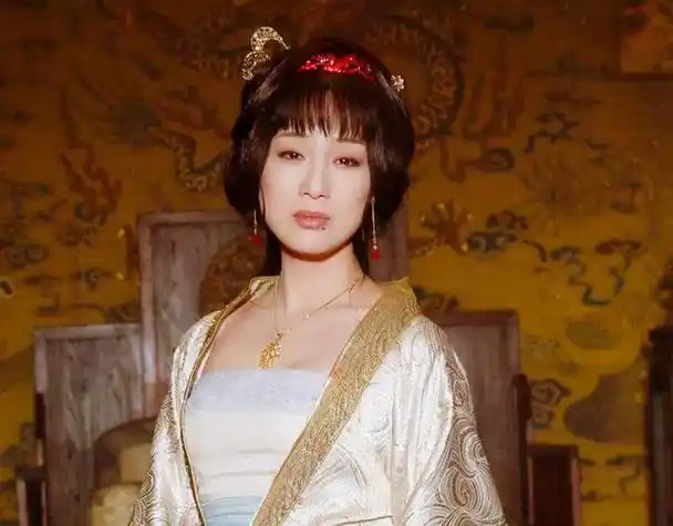 演员李建群饰演的周皇后
